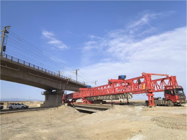 金信达 G30连霍高速下穿兰新高铁1号大桥架设施工完成