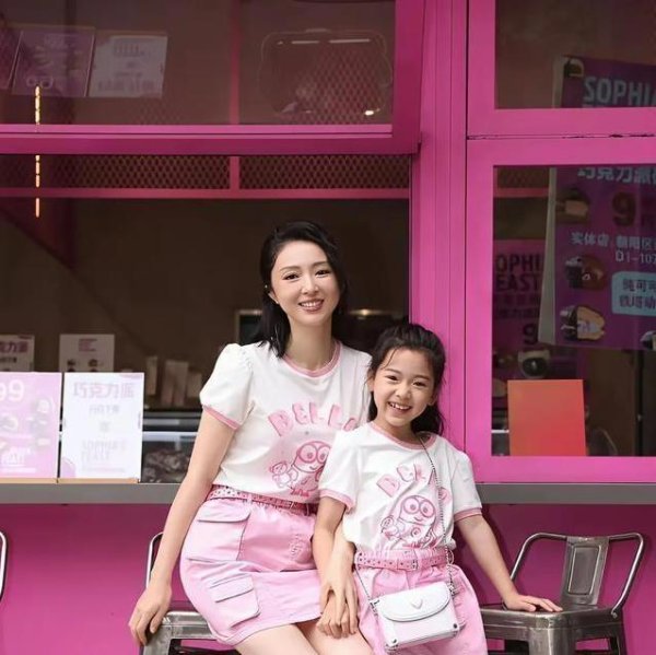 启点配资 董璇的7岁宝贝迷恋时代少年团，网络热梗随口说，妈妈笑容满面